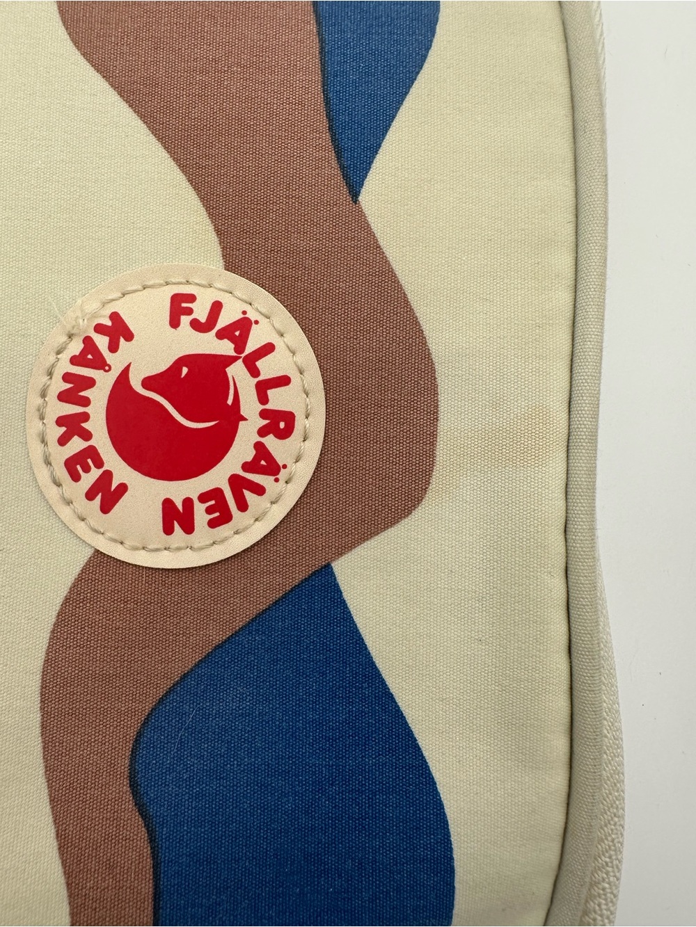 Fjallraven Kanken Zip travel wallet from the artist series in “Landscape” - Picture 5 of 10
